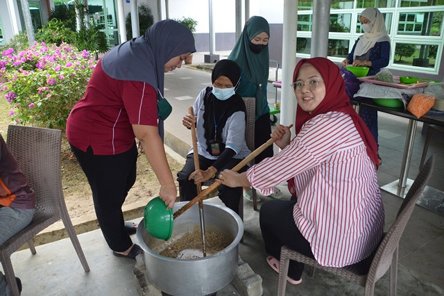 Gotong-Royong Bubur Lambuk